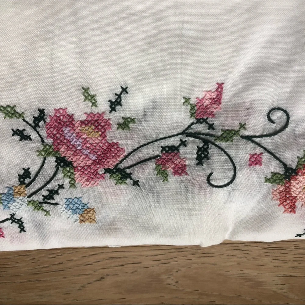🔥NEW 🔥table cloth/napkins Hand cross stiched/hand crochet lace NWT Pricefirm!